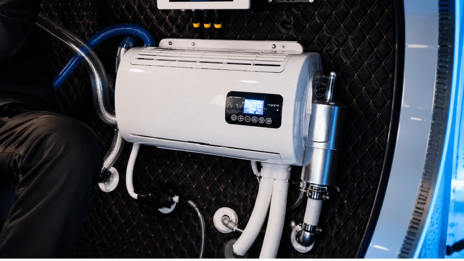 Built-in air conditioning unit inside the chamber